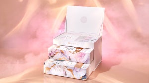 Quelque chose de GRAND arrive… Votre aperçu du Calendrier de l’Avent GLOSSYBOX 2024 !