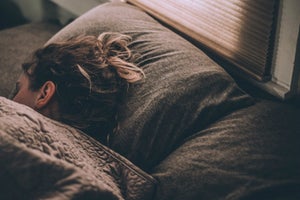 Môže kvalita spánku ovplyvniť to, čo počas dňa zjete? | Zaujímavé štúdie
