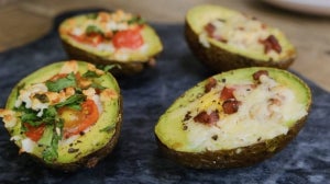 Gebakken eieren met avocado 2 ways | Heerlijk Keto-vriendelijk ontbijt