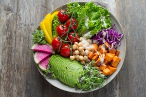 Rainbow Vegan Bowl & Guacamole | Veganistisch Recept