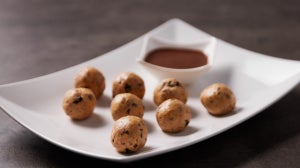 Peanut butter cookie dough kuličky | Zdravé svačinky bohaté na bílkoviny
