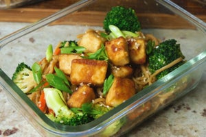 Křupavé tofu a teriyaki nudle