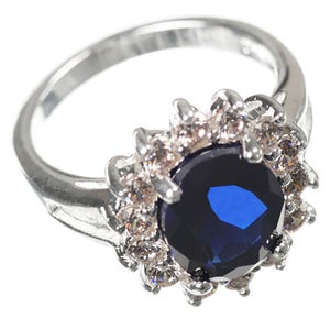 Versilberter Ring Mit Einem Blauen Stein Im Saphirlook - im Stil von Kate Middleton