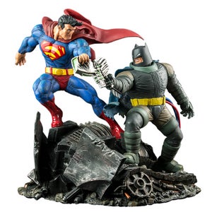 DC Collectibles The Dark Knight Returns: Superman v Batman Statue