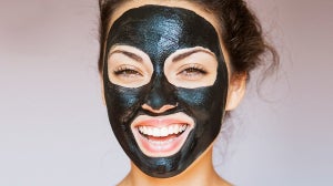 Produits à base de charbon noir: quels effets sur la peau ?
