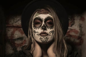Finde bei uns die besten dunklen Make-Up-Produkte für Halloween