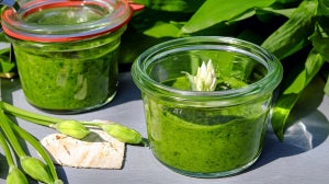 Ricetta Spaghetti di Zucchine con Pesto all’Avocado e Gamberetti