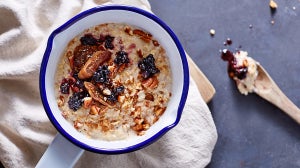 Porridge Speziato con More, Fichi, Noci e Latte di Mandorle
