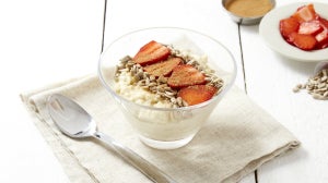 Gachas de Avena Proteica con Canela y Fresas