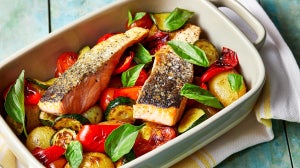 Salmón con verduras asadas