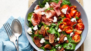 Ensalada de higo, queso de cabra y jamón de parma