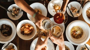 ¿Cómo seguir un plan de dieta saludable cuando tu familia no lo sigue?