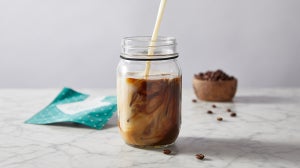 ¿Debería preparar los batidos Exante con agua o con leche?