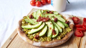 15 minutters vegansk opskrift | Avocado pizza med chili