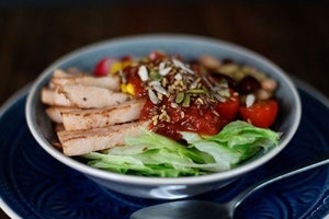 Salat Bowl | Leckerer gemischter Salat mit zartem Hähnchenfleisch