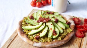 Vegane Avocado-Toast Pizza | 15-Minuten Rezept