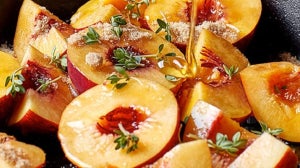 Süße Pfirsichhälften mit Tyhmian und knusprigen Crumbles | Sommer Rezept