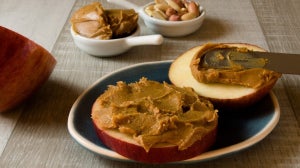 Manteiga de amendoim | Benefícios, quando tomar e receitas