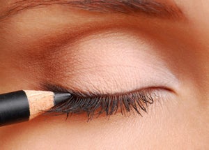 How to Apply Eye Liner – 4 Easy-to-Achieve Looks