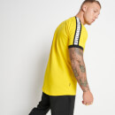 Ringer Embossed Graphic T-Shirt Athletische Passform mit Streifen – Gelb