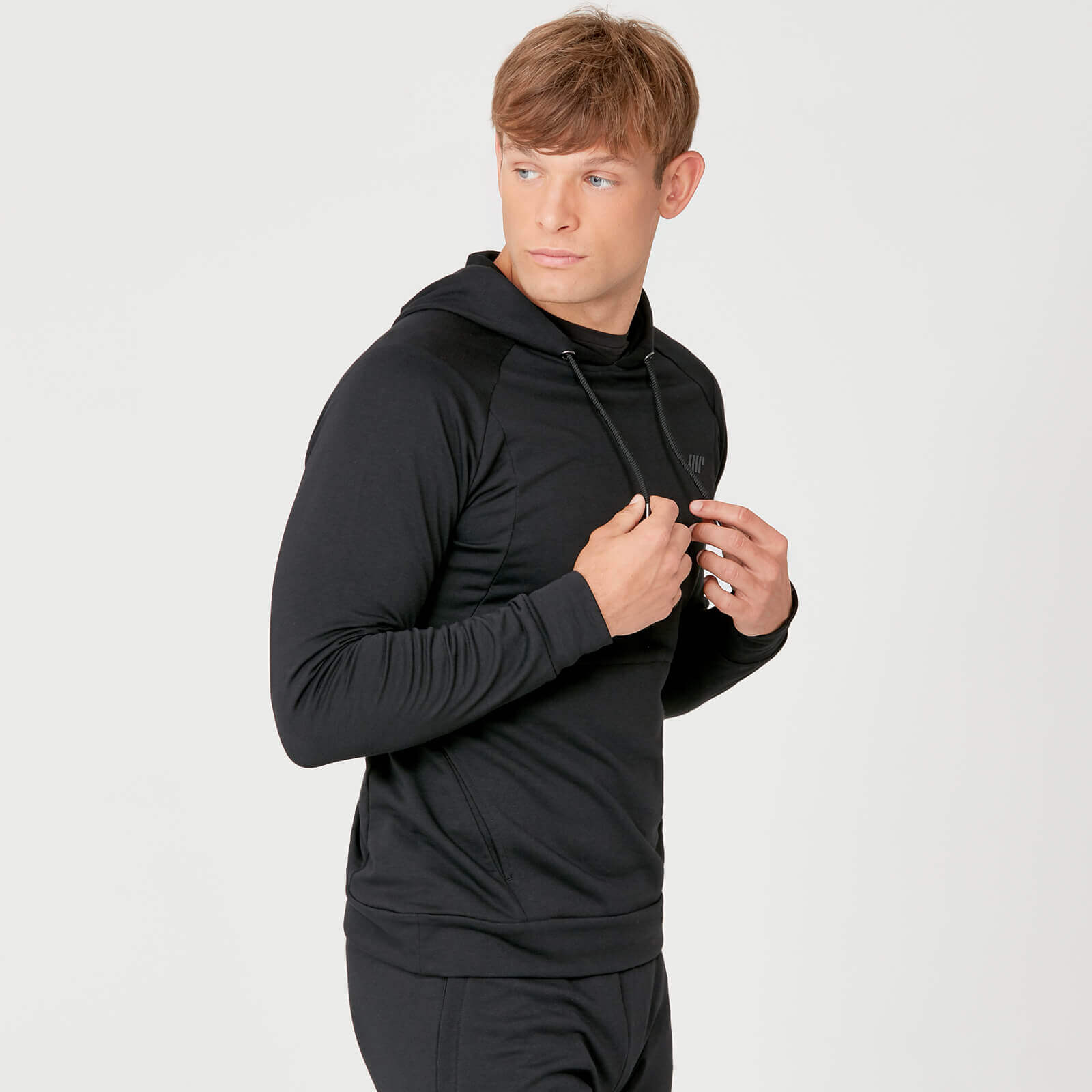 メンズ フォーム プルオーバー パーカーの通販｜ブラック（黒色系）｜マイプロテイン | MYPROTEIN™