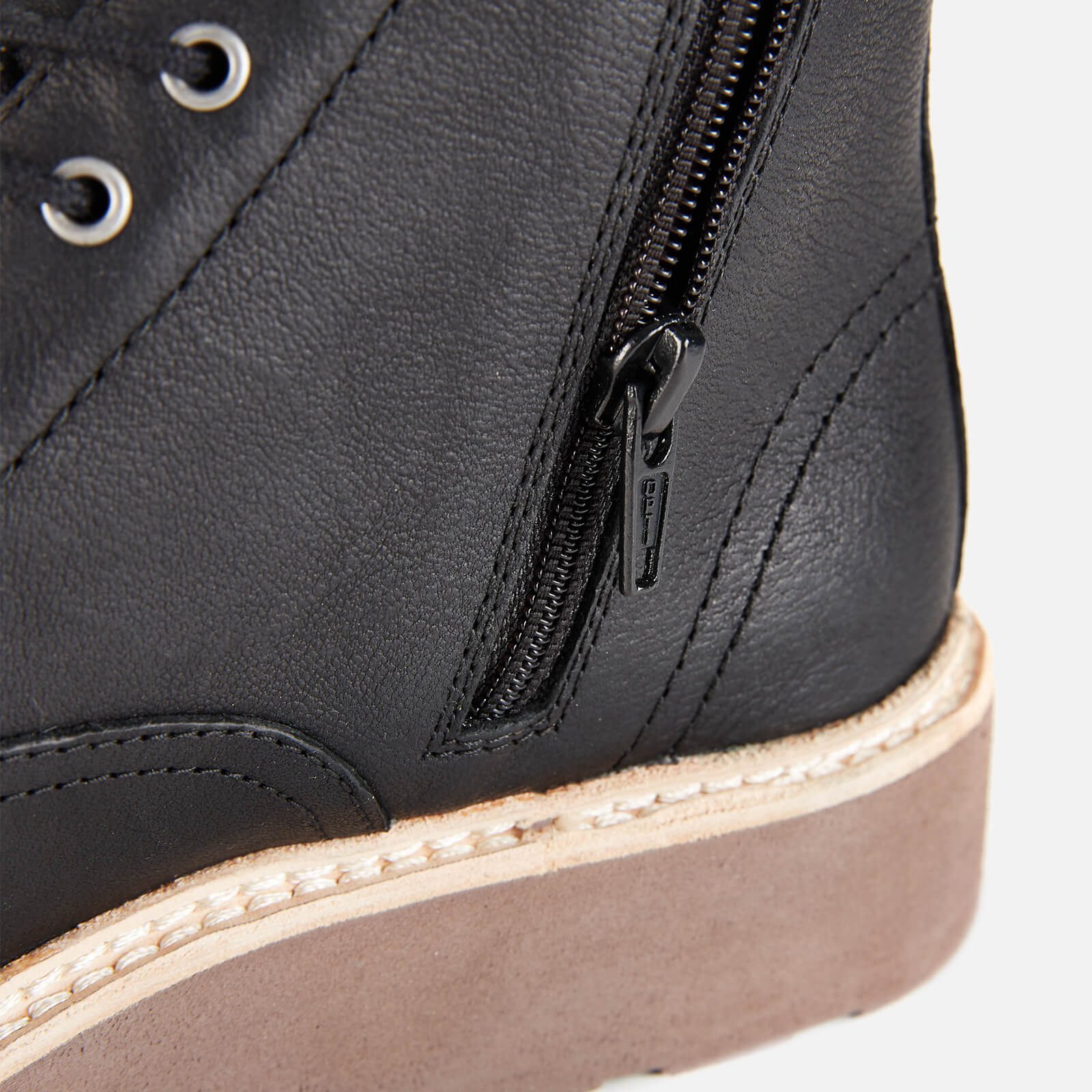 Clarks trace pine top