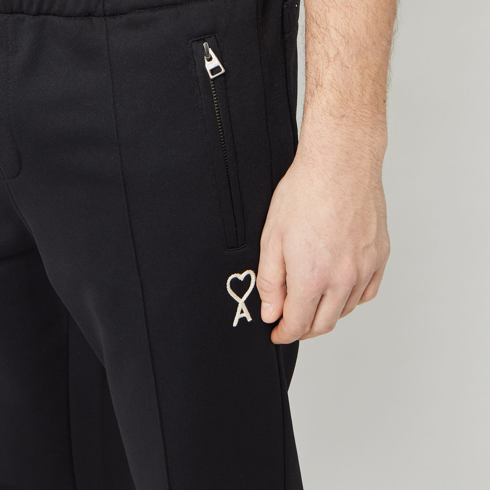 スラックス AMI Men Pants E25HTR214WV0066 Black AMI Paris E25HTR214WV0066 - Le Block by Solis