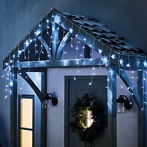 Hanging christmas outlet lights outside