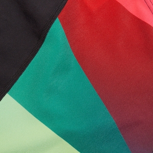 Herren Schwimmhose mit V-Schnitt und digitalem Print Schwarz/Violett