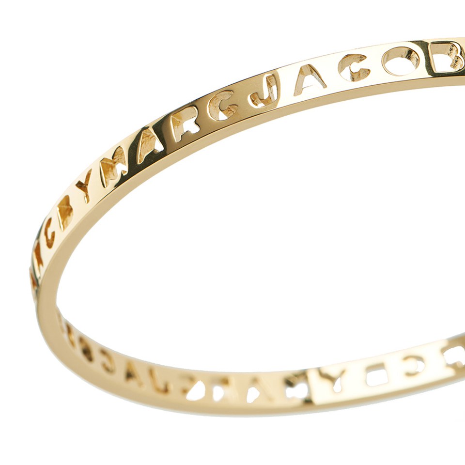 Marc by Marc Jacobs Women's Tiny Cut It Out Logo Bangle - Oro