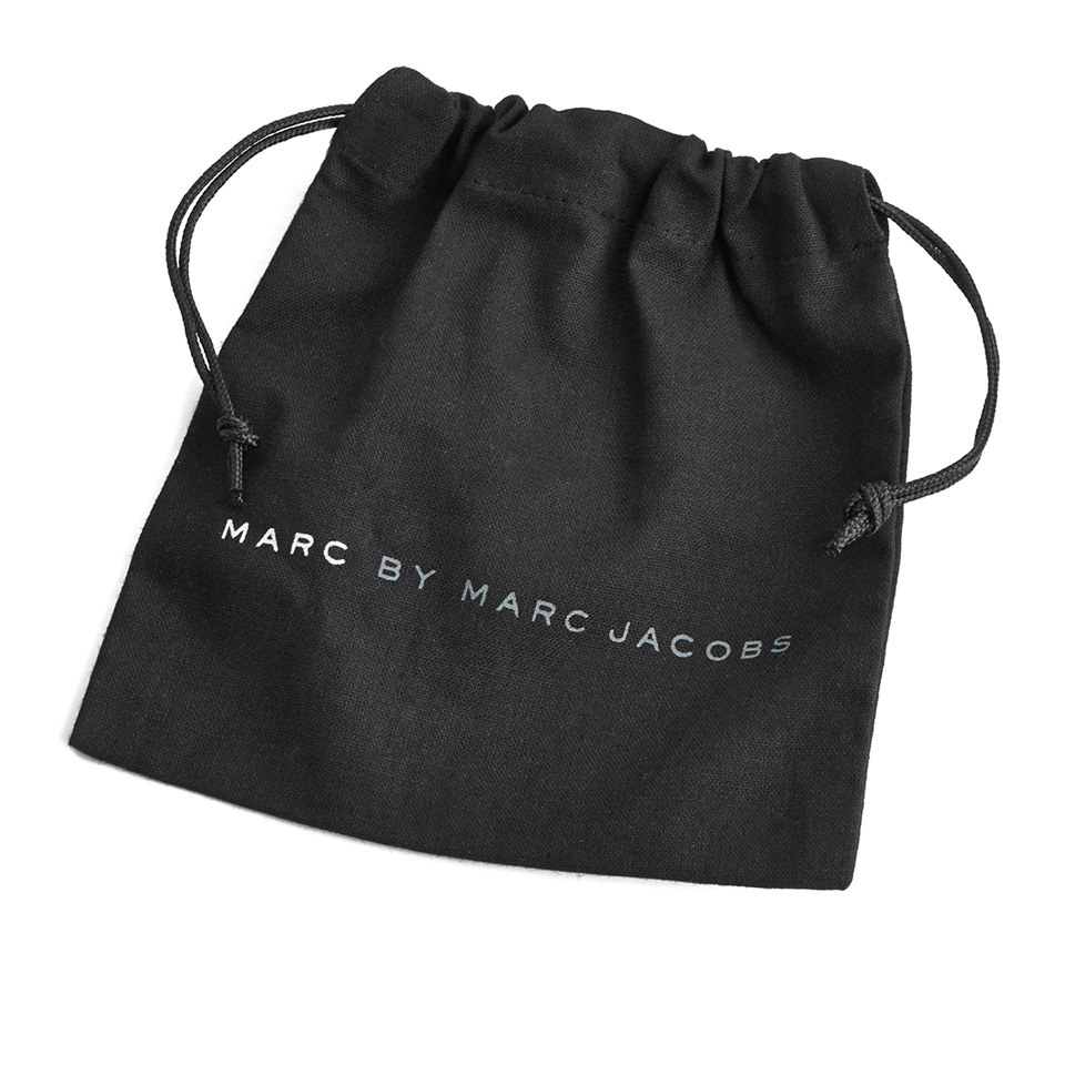 Marc by Marc Jacobs Women's Tiny Cut It Out Logo Bangle - Oro