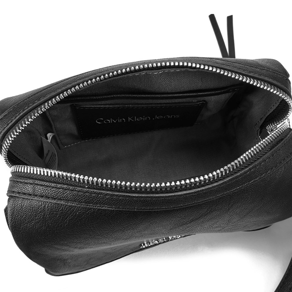 Ontwarren Buigen Op de een of andere manier Calvin Klein Maddie Small Cross Body Bag - Black