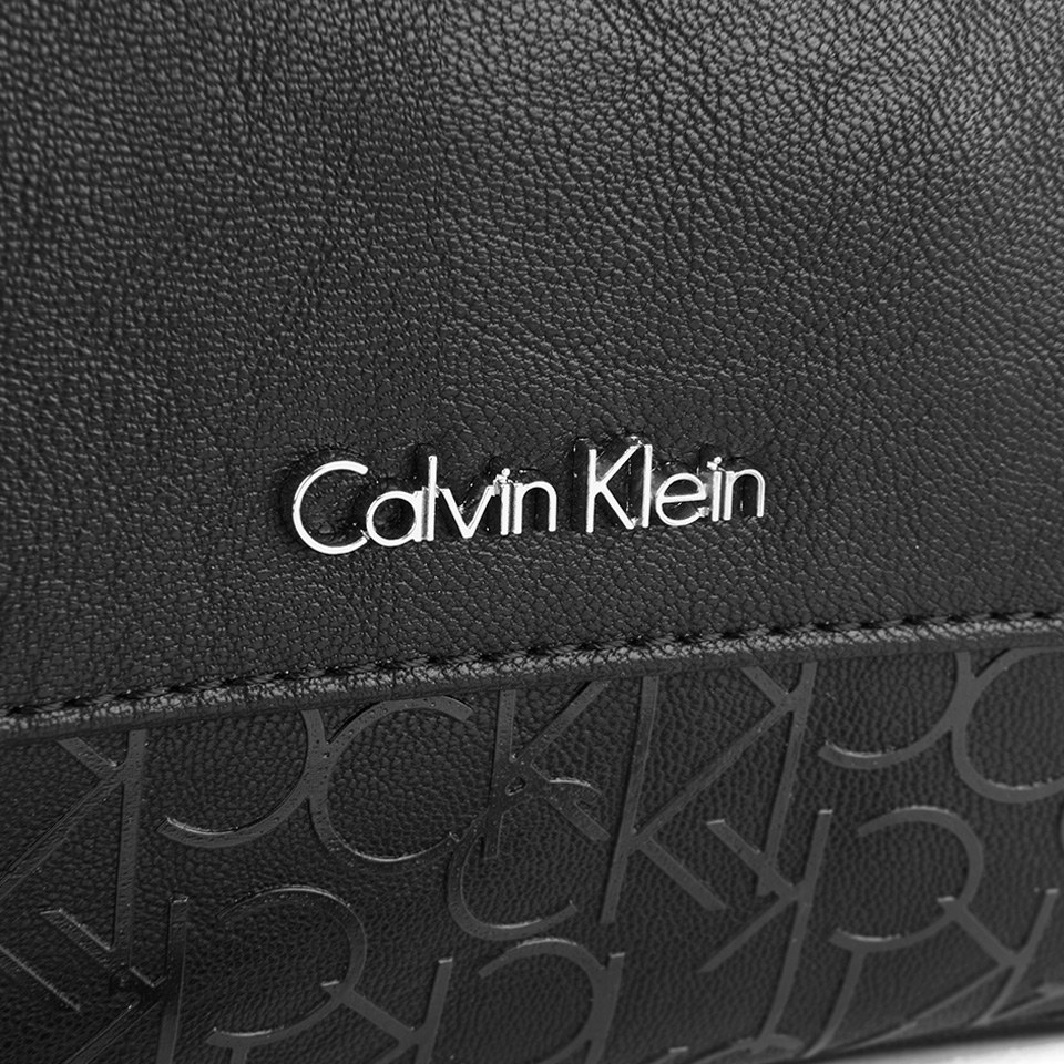 Ontwarren Buigen Op de een of andere manier Calvin Klein Maddie Small Cross Body Bag - Black