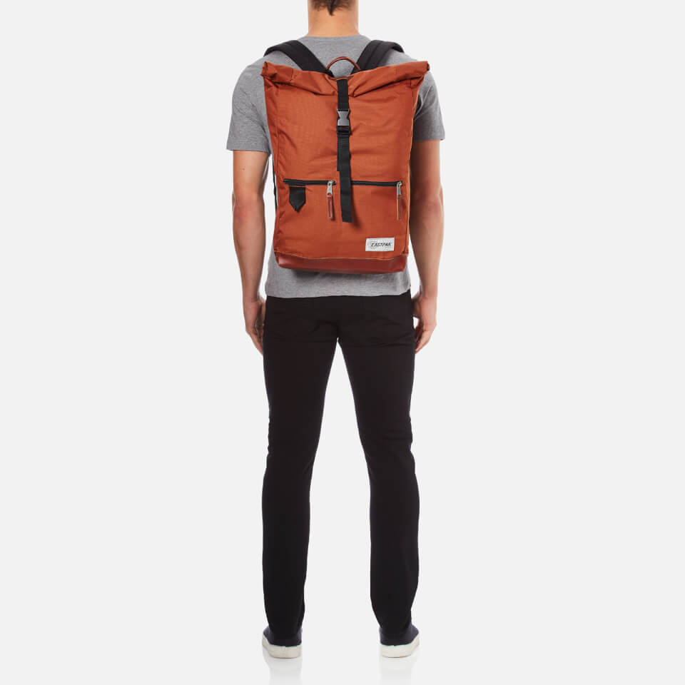 Eastpak macnee into black store