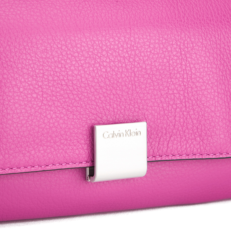 Calvin Klein Women's Kate Pebbled Leather Clutch Bag - Berry