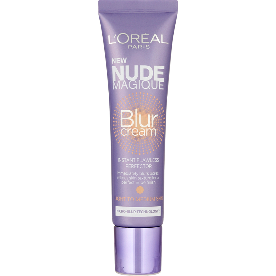 Crema de efecto blur Nude Magique Blur Cream de L'Oréal Paris de tono claro/medio.