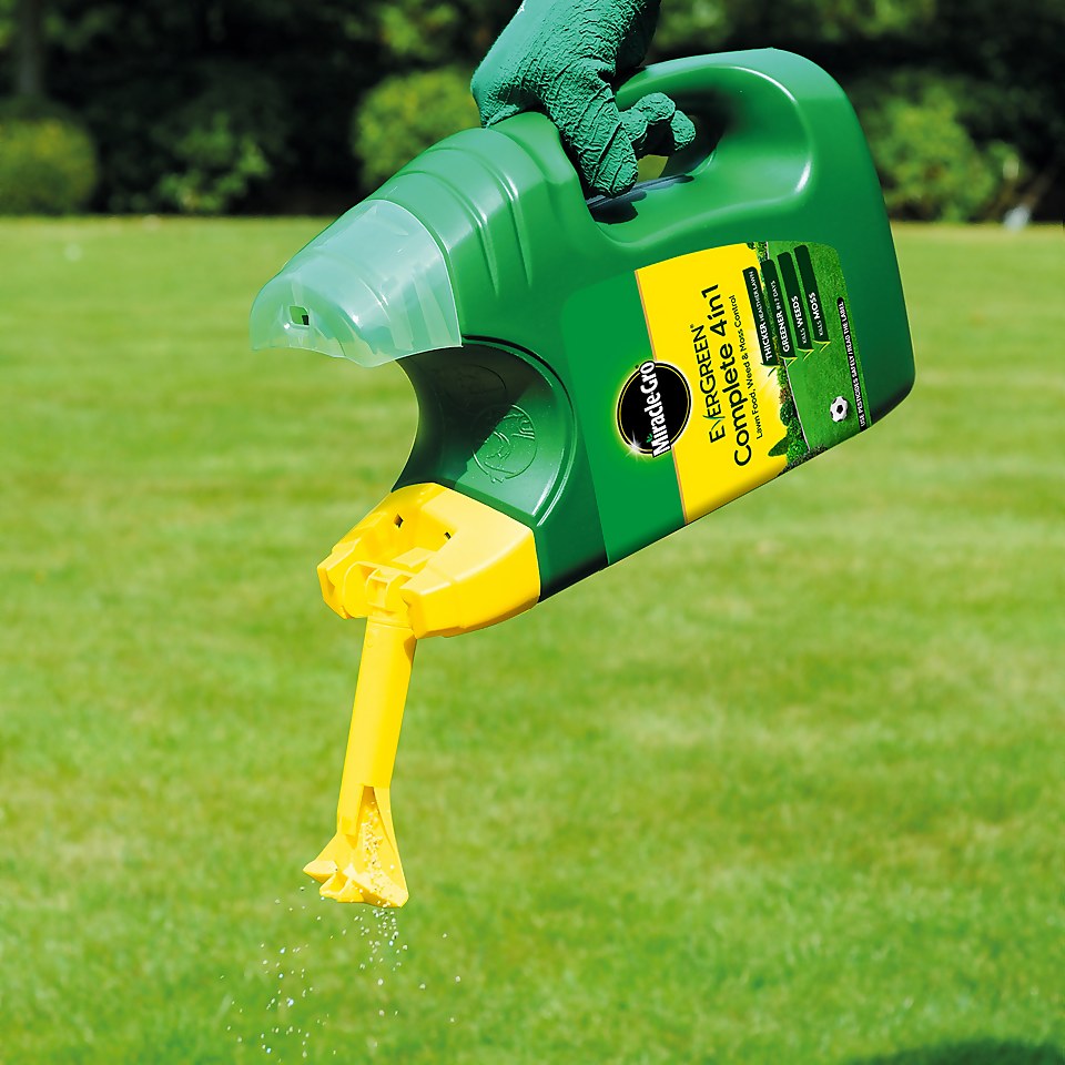 Miracle-Gro EverGreen Complete 4-in-1 Lawn Food, Weed & Moss Killer Spreader - 80m²