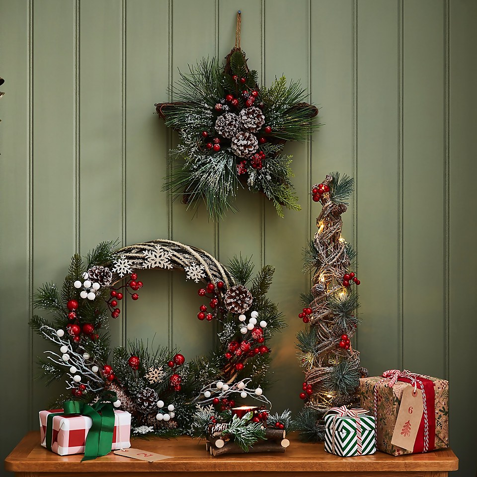 Natural Rattan Star Pinecone & Berries Christmas Wreath - 35cm