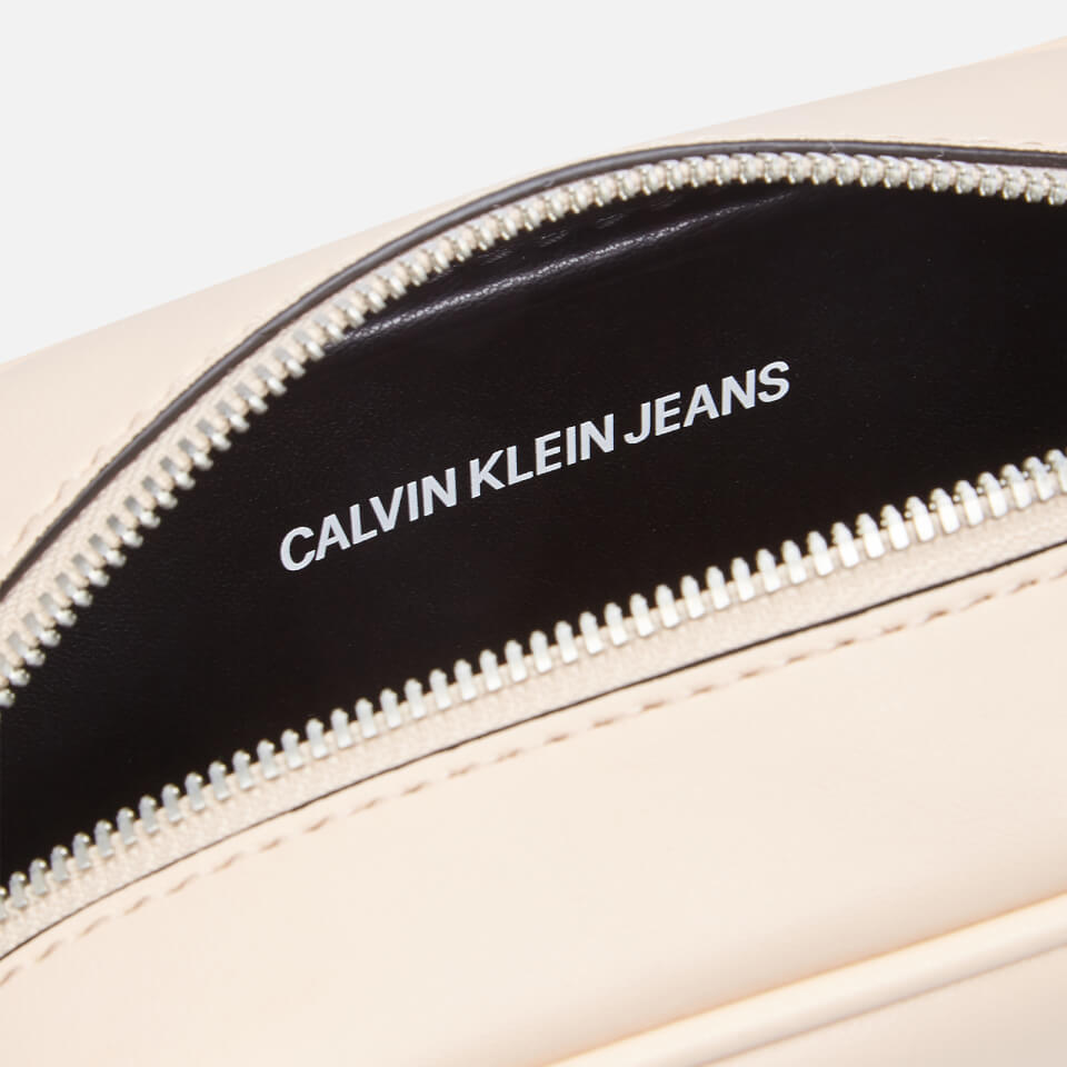 Calvin Klein Jeans Women's Sculpted Camera Bag Mono - Muslin