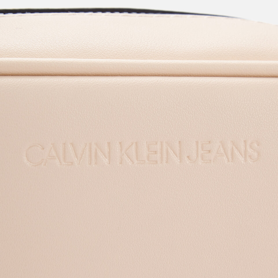 Calvin Klein Jeans Women's Sculpted Camera Bag Mono - Muslin
