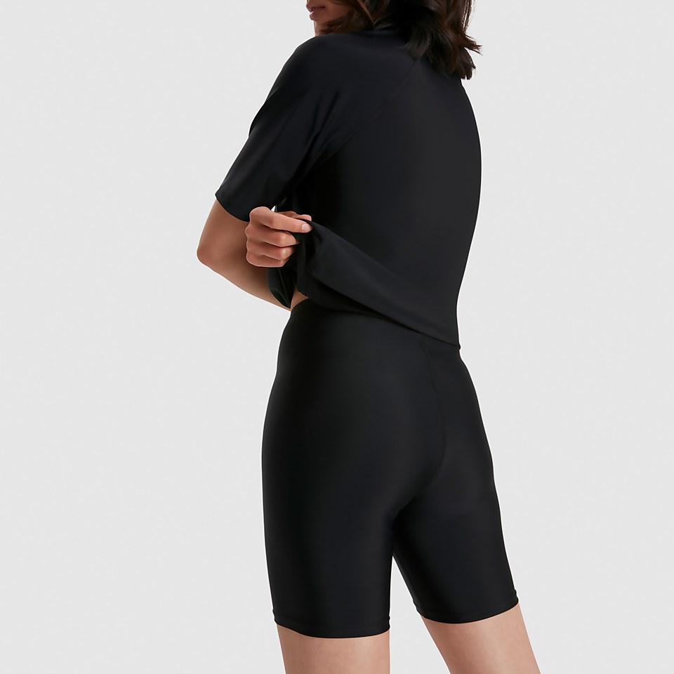 Damen Essential Shorts in Schwarz