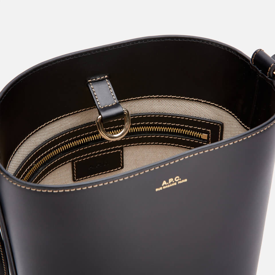 A.P.C.（アーペーセー）の「アーペーセー アンブル バケット