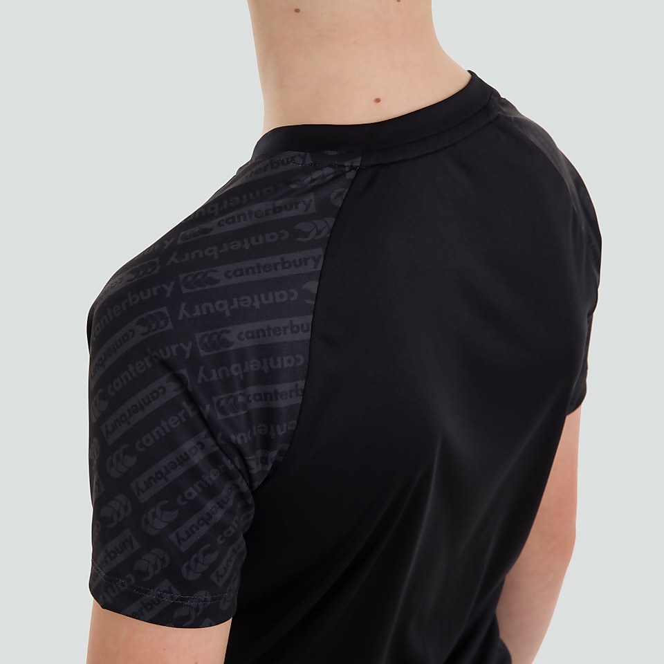 JUNIOR UNISEX VAPODRI PRINT SLEEVE LARGE LOGO TEE BLACK