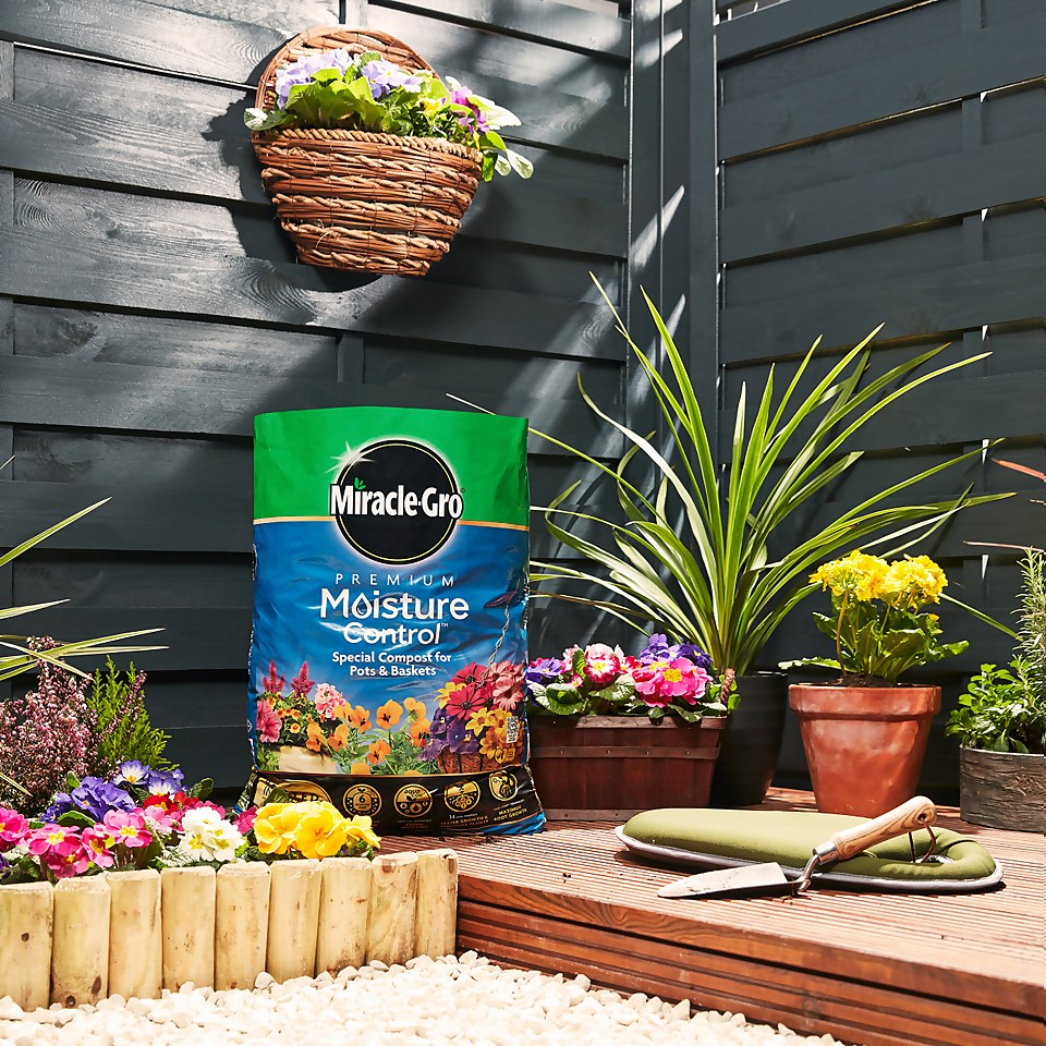 Miracle-Gro® Premium Moisture Control™ Enriched Compost Pots & Baskets - 40L