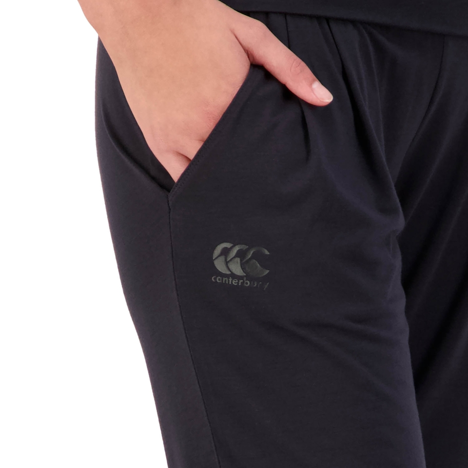WOMEN'S 19" CUFFED CAPRI IN JET BLACK