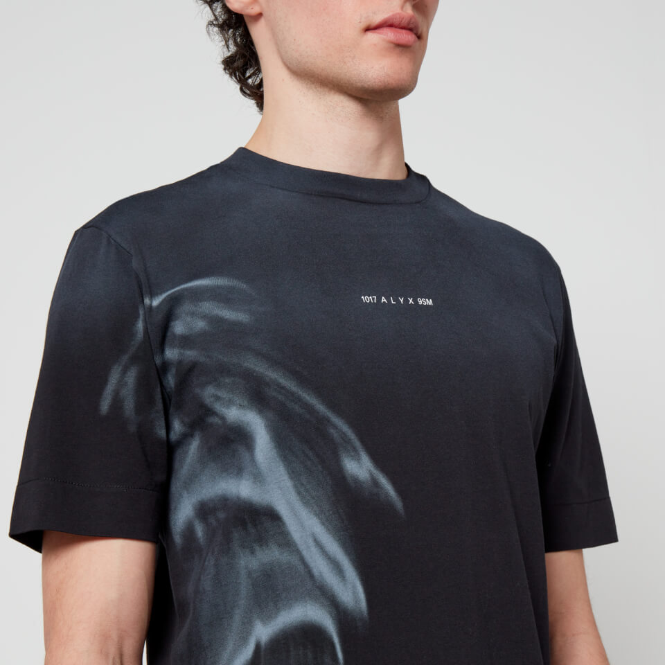 【関税込み】1017 ALYX 9SM グリーン グラフィックTシャツ Green Graphic T-Shirt by 1017 ALYX 9SM on Sale