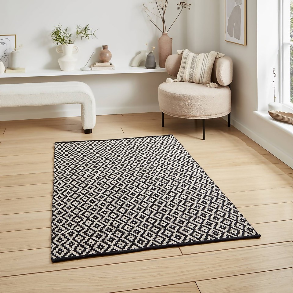 Black and white geometric rug 2025