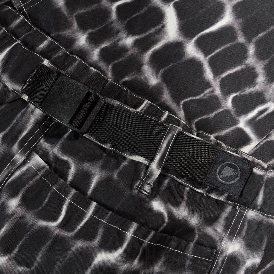 Unisex Corner V Shorts - Black Camo