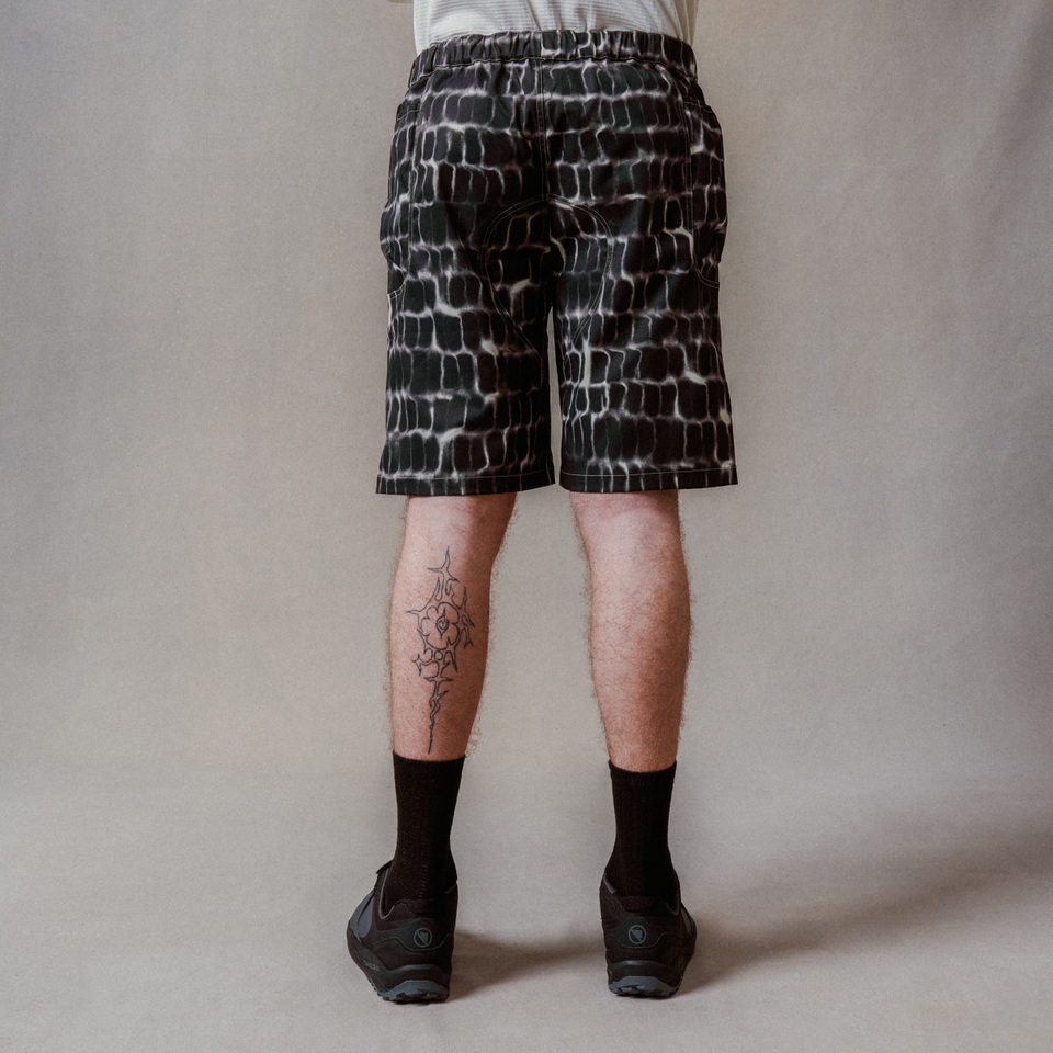 Unisex Corner V Shorts - Black Camo