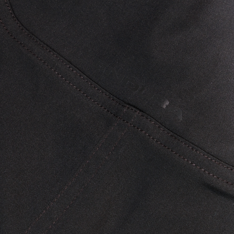 Unisex Corner V Shorts - Black